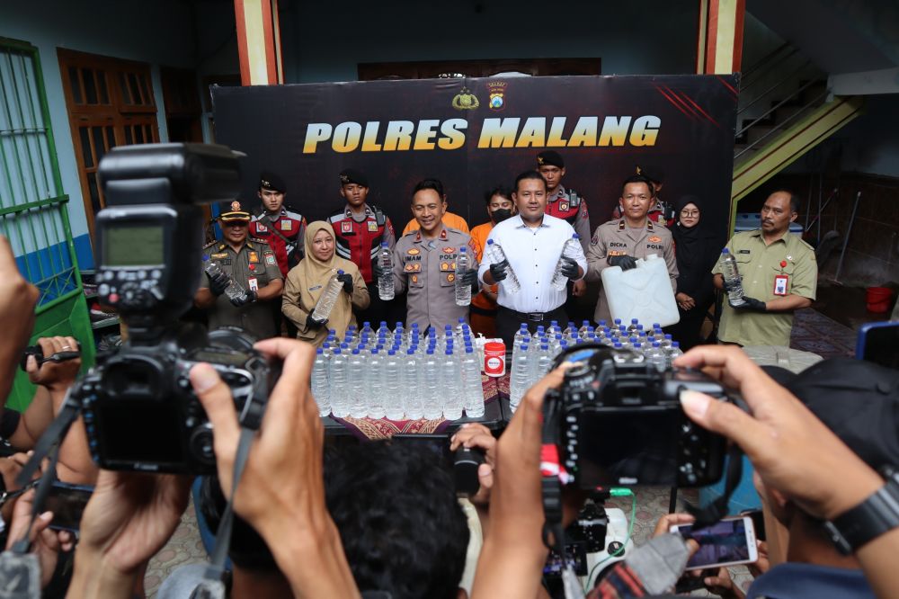 Wakapolres Malang Kompol Imam Mustolih ungkap kasus produksi Miras ilegal