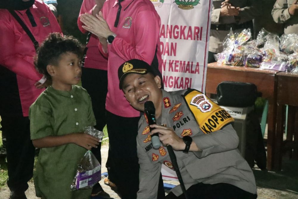 Kapolres Gresik AKBP Adhitya Panji Anom hibur anak korban gempa Bawean 