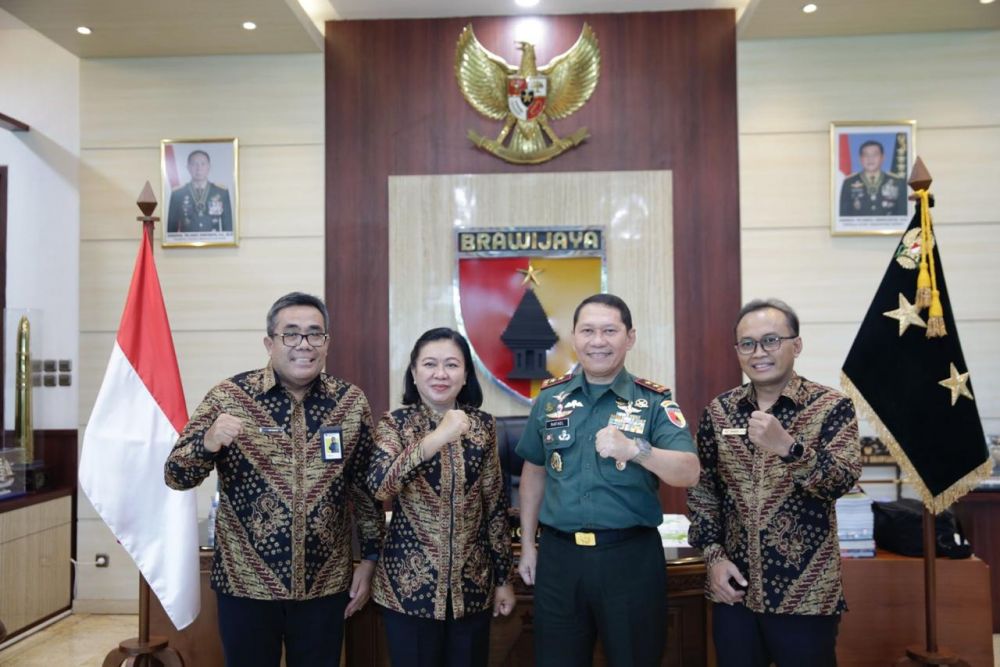 Pangdam V Brawijaya Mayjen TNI Rafael Granada Baay bersama Kanwil DJP Jatim l Sigit Danang Joyo, Kakanwil DJP Jatim ll Agustin Vita Avantin dan Kakanwil DJP Jatim lll Tribowo