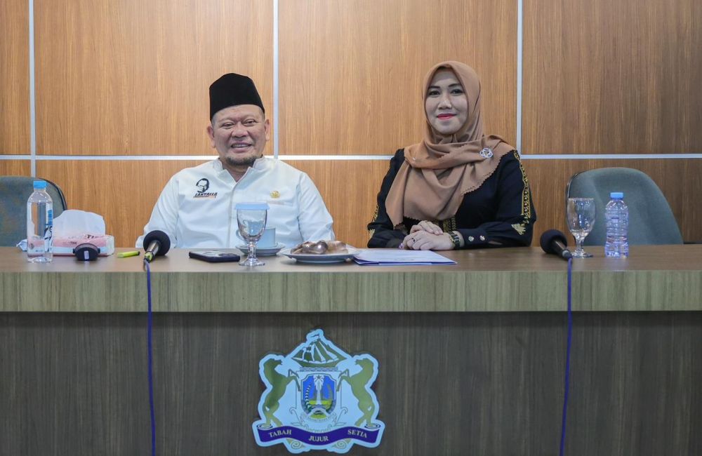 Ketua DPD RI AA LaNyalla Mahmud Mattalitti bersama Srikandi Senator Jatim Lia Istifahma