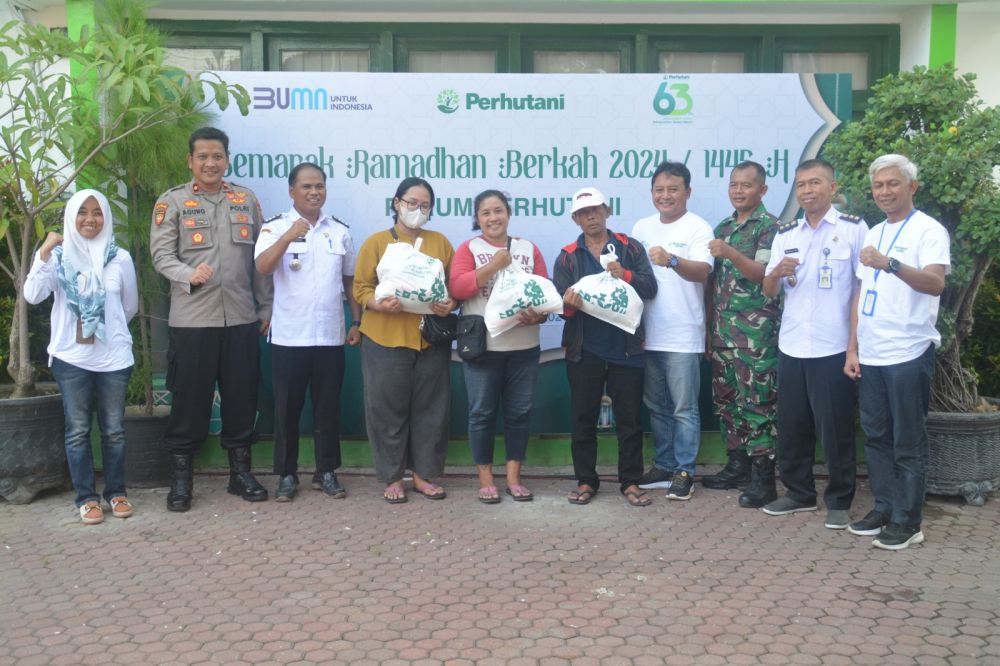 Perhutani KPH Lawu Ds gelar Ramadhan Berkah sembako murah 
