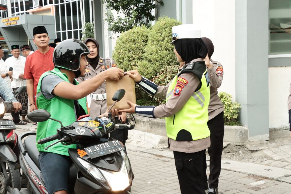 Polres Gresik Bagi Ratusan Takjil di Bulan Ramadhan Penuh Berkah