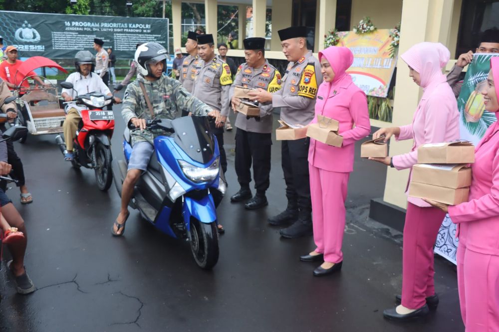 Bulan Penuh Berkah, Polres Bondowoso Berbagi Takjil ke Pengendara