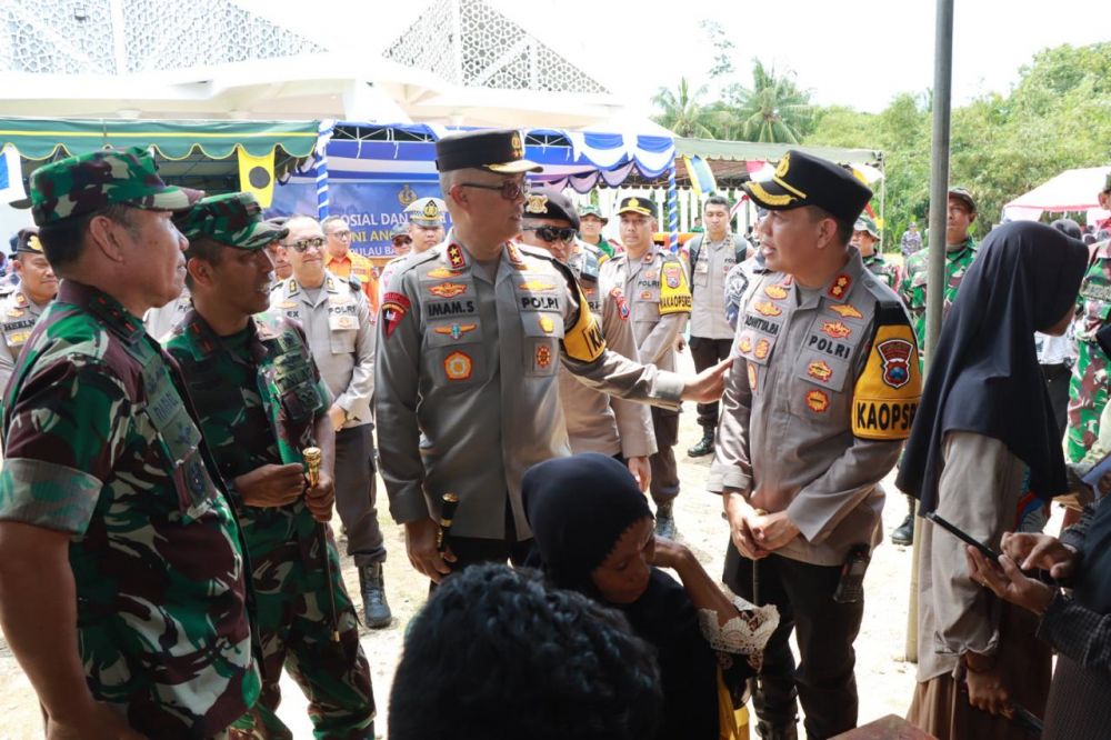 Kapolres Gresik Dampingi Kapolda Jatim Baksos Gempa Bumi di Bawean