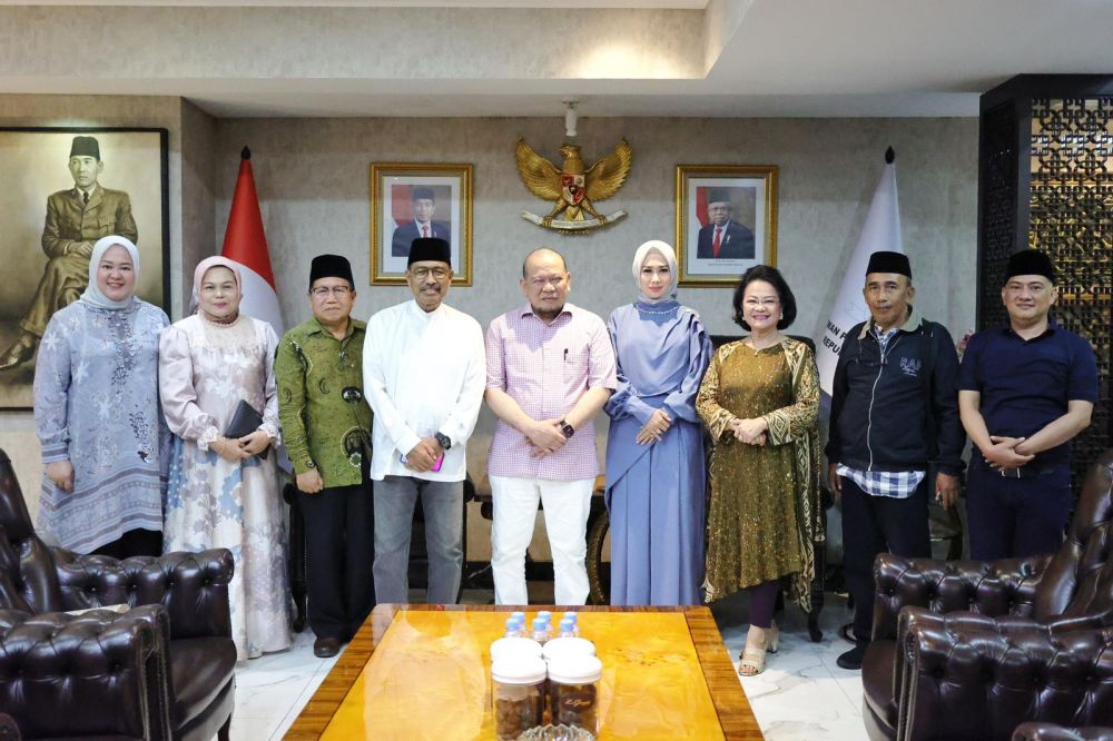 Ketua DPD RI AA LaNyalla Mahmud Mattalitti bersama para senator terpilih