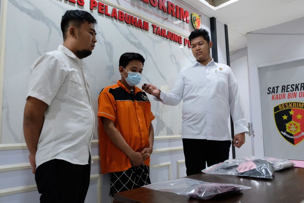 Tersangka diamankan Polisi beserta barang buktinya