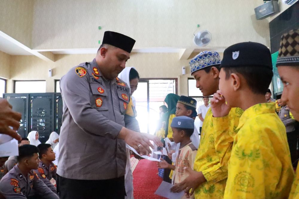 Kapolres Pelabuhan Tanjung Perak Surabaya AKBP William Cornelis Tanasale santuni anak yatim-piatu