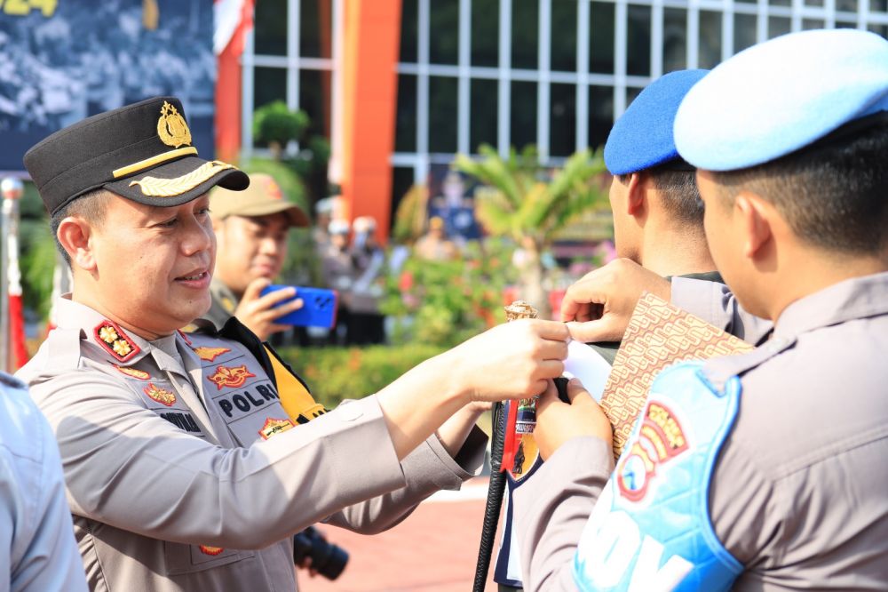 Kapolres Gresik AKBP Adhitya Panji Anom saat Apel Gelar Pasukan Operasi Ketupat Semeru 