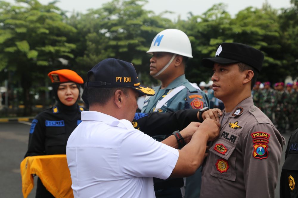 EVP KAI Daop 8 Surabaya Wisnu Pramudyo saat pimpin Apel Gelar Pasukan angkutan lebaran 