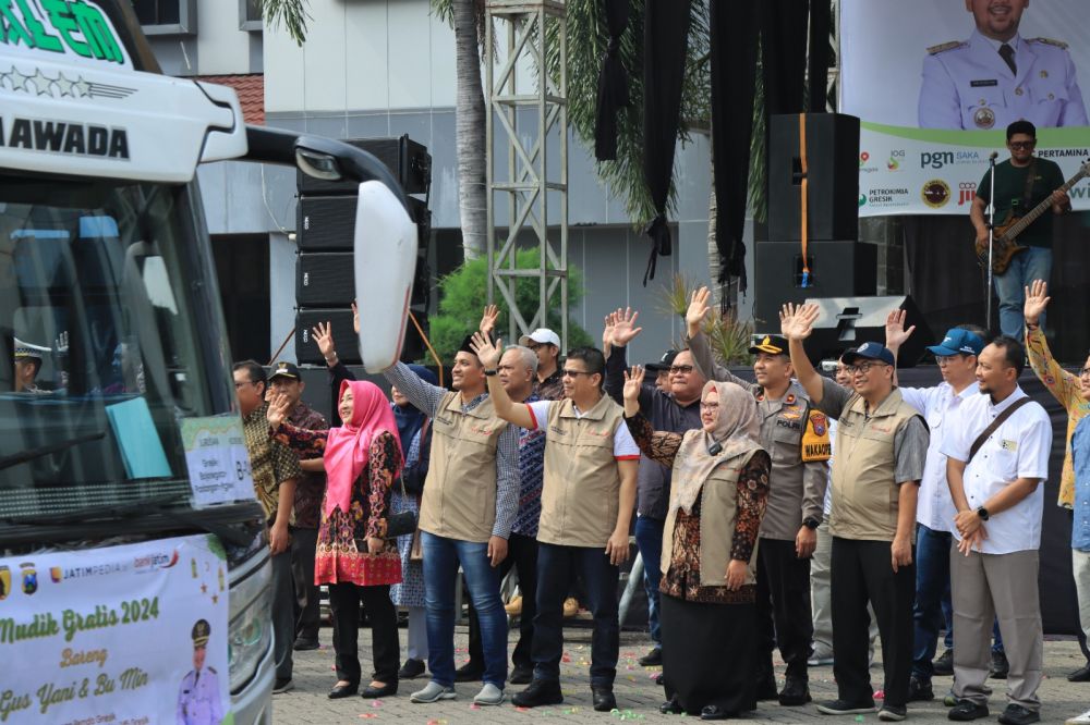Forkopimda Gresik Berangkatkan Pemudik dengan Bus Dikawal Polisi