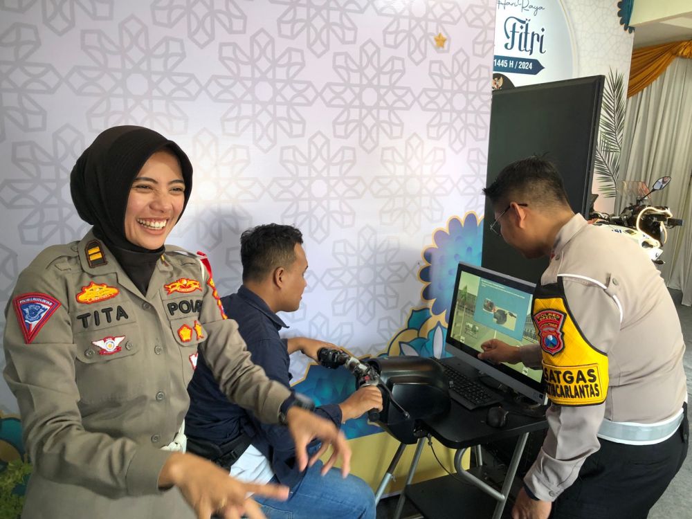 Anggota Satlantas Polres Gresik lakukan pelayanan di pos PAM dan pos Yan Gresik