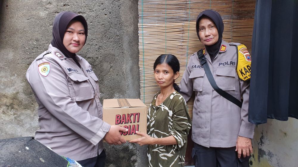Polwan Polres Tanjung Perak Bansos Door to Door ke Warga Kurang Mampu