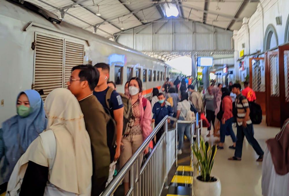 Pengguna KAI commuter Daop 8 Surabaya