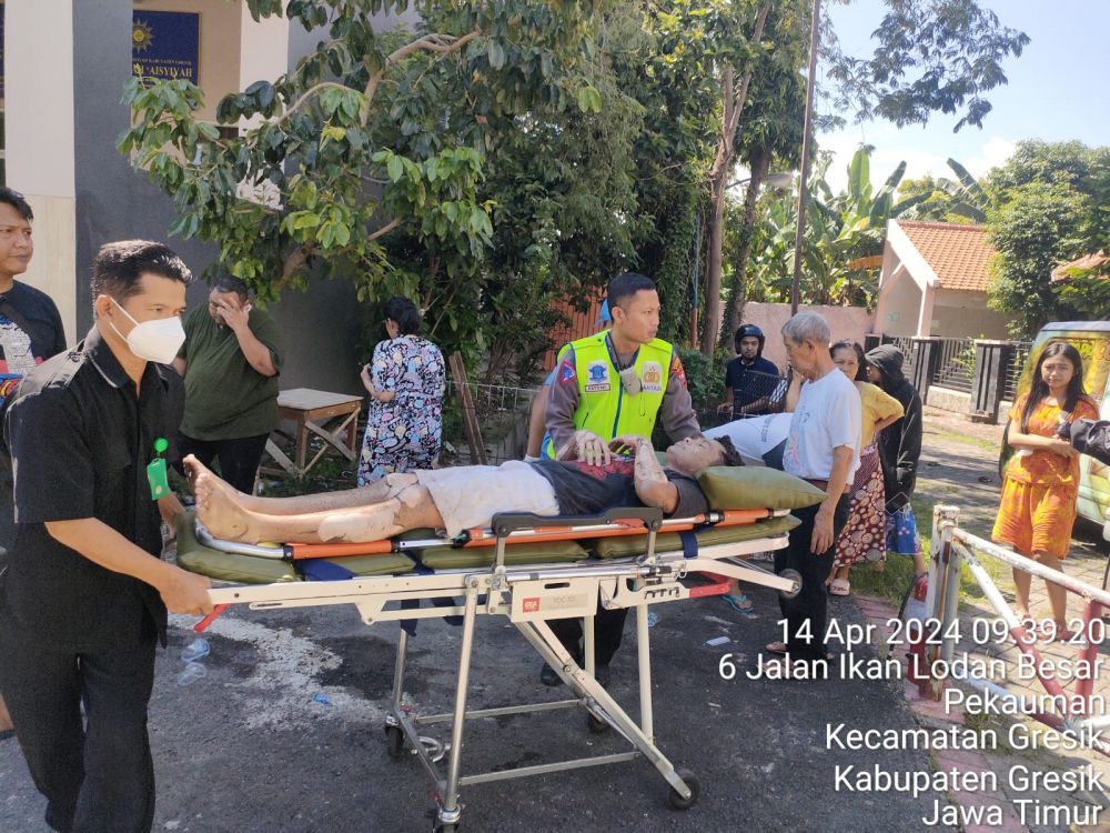 Polres Gresik Bantu Korban Kebakaran Toko Roti Papa Cookies