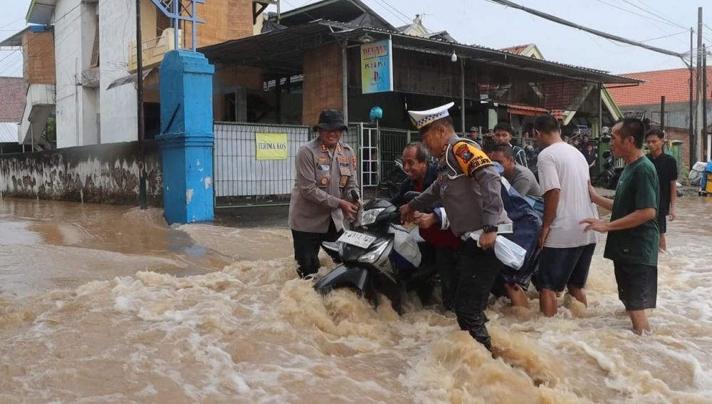 Polres Pasuruan Kota bantu korban banjir 