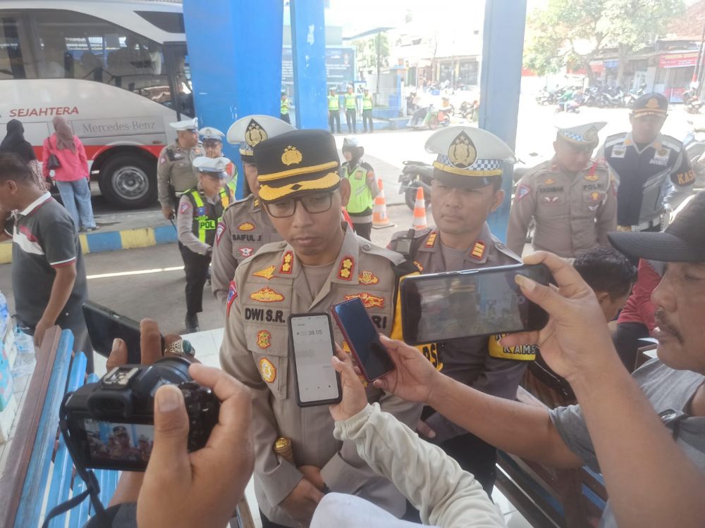 Kapolres Situbondo AKBP Dwi Sumrahadi Rakhmanto didampingi Kasat Lantas AKP Yudho saat ramp check dan tes urine 