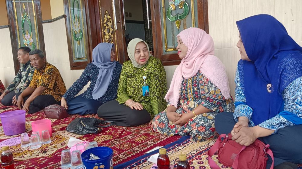 Kaper BKKBN Jatim Maria Ernawati saat kunjungan ke Sampang