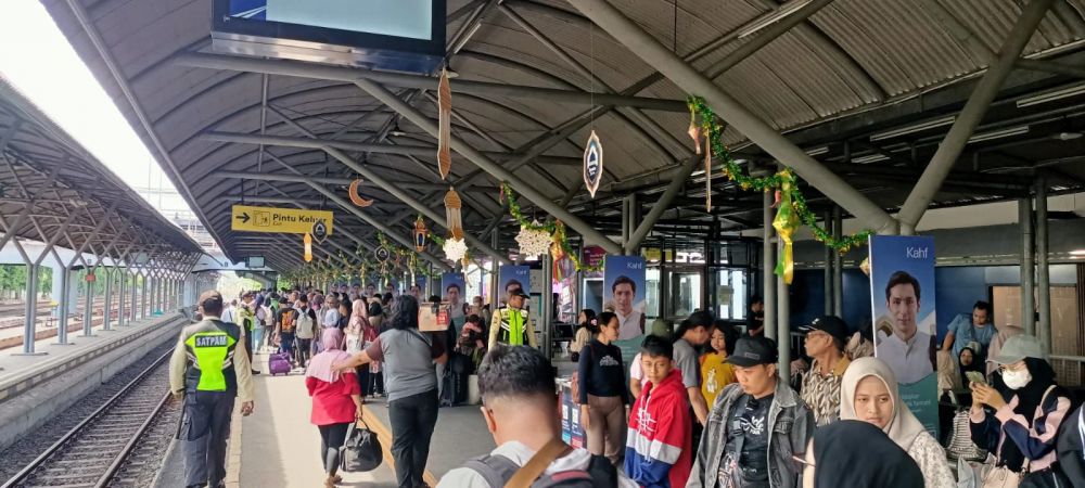 Penumpang arus balik lebaran masih tinggi di Daop 8 Surabaya