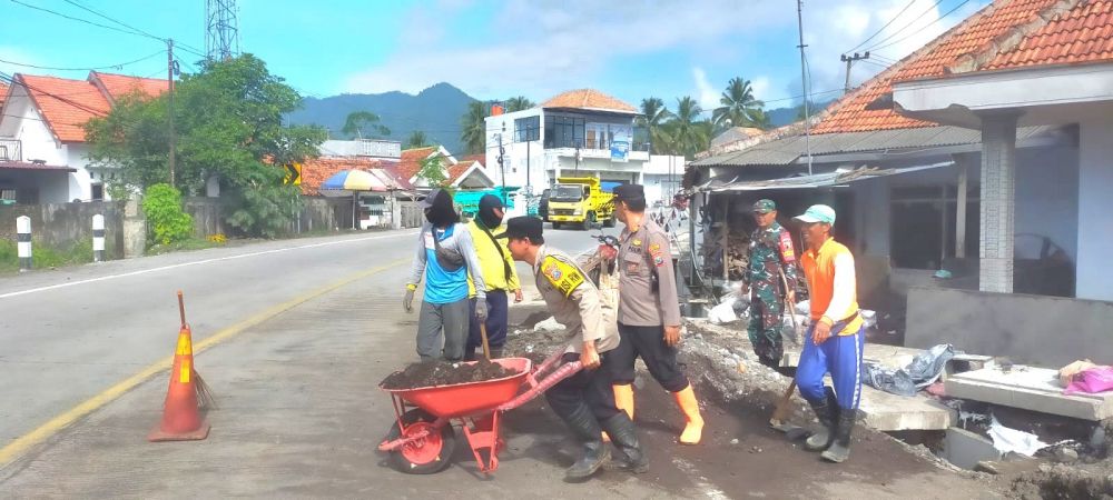 TNI Polri di Lumajang bantu bersihkan sisa material banjir