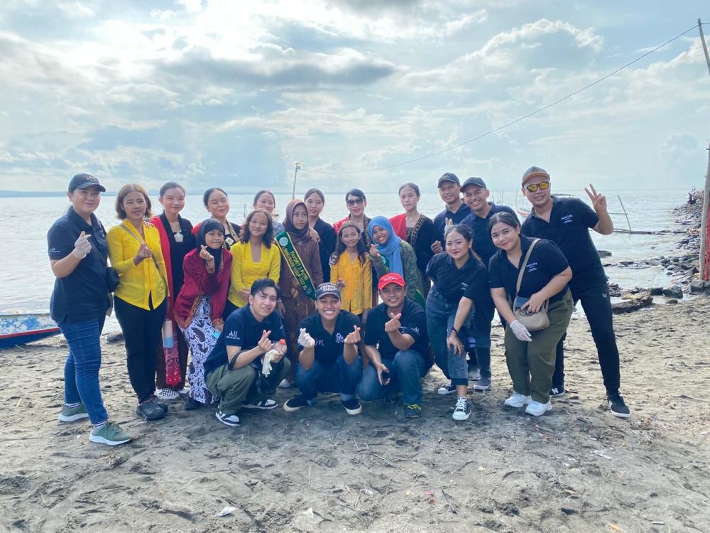 Hari Kartini, Mercure Surabaya Grand Mirama Bersama Tunas Hijau Bersihkan Pantai