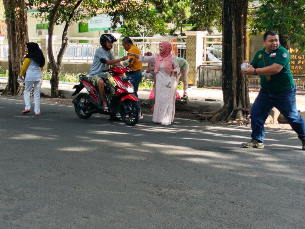 Perhutani KPH Banyuwangi Barat bagikan makanan di Jum'at Berkah