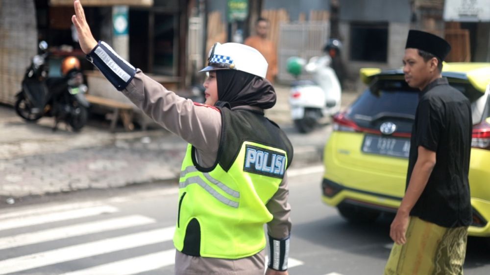 Polwan Polres Gresik berbagi di Jum'at berkah