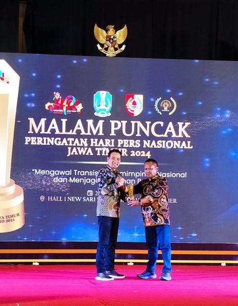 Ketua PWI Jatim Lutfi Hakim serahkan anugerah spesial award