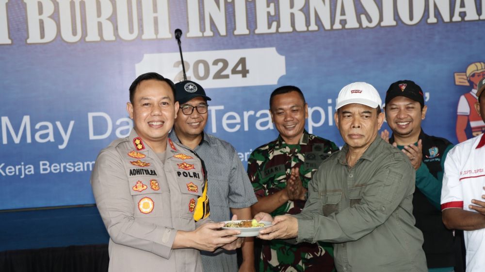 Kapolres Gresik AKBP Adhitya Panji Anom baksos di hari buruh internasional 