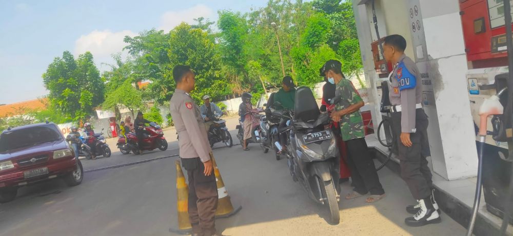 Polisi patroli dan cek ketersediaan stok BBM 