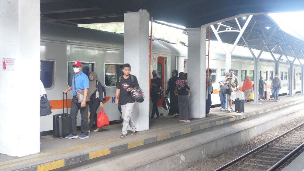 Pelanggan KAI Daop 8 Surabaya saat libur panjang