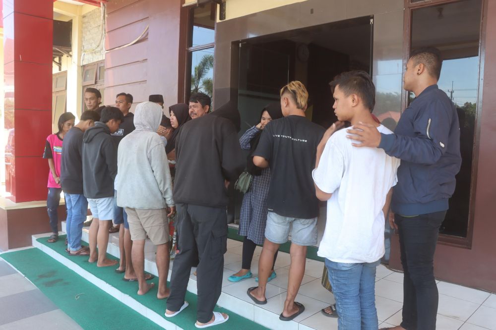 Polisi tangkap 8 pemuda di Alon-alon Kraksaan