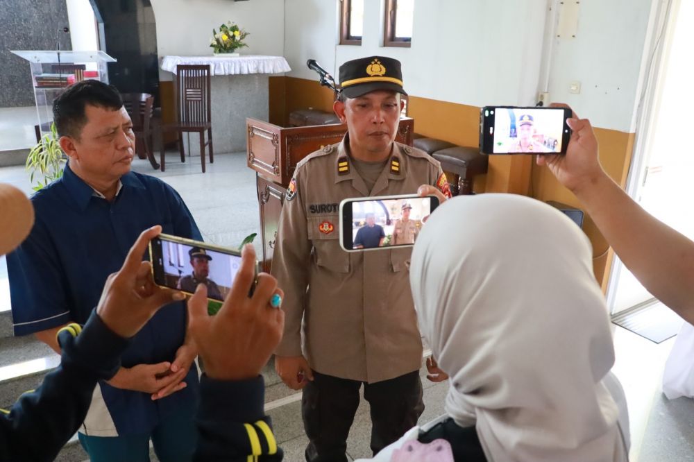 Kasi Humas Polres Pelabuhan Tanjung Perak Surabaya Iptu Suroto berikan keterangan