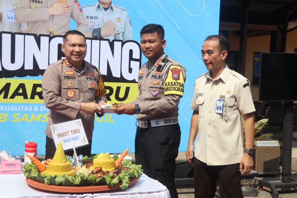 Kapolres Pasuruan AKBP Teddy Chandra resmikan Samsat Smart Thru