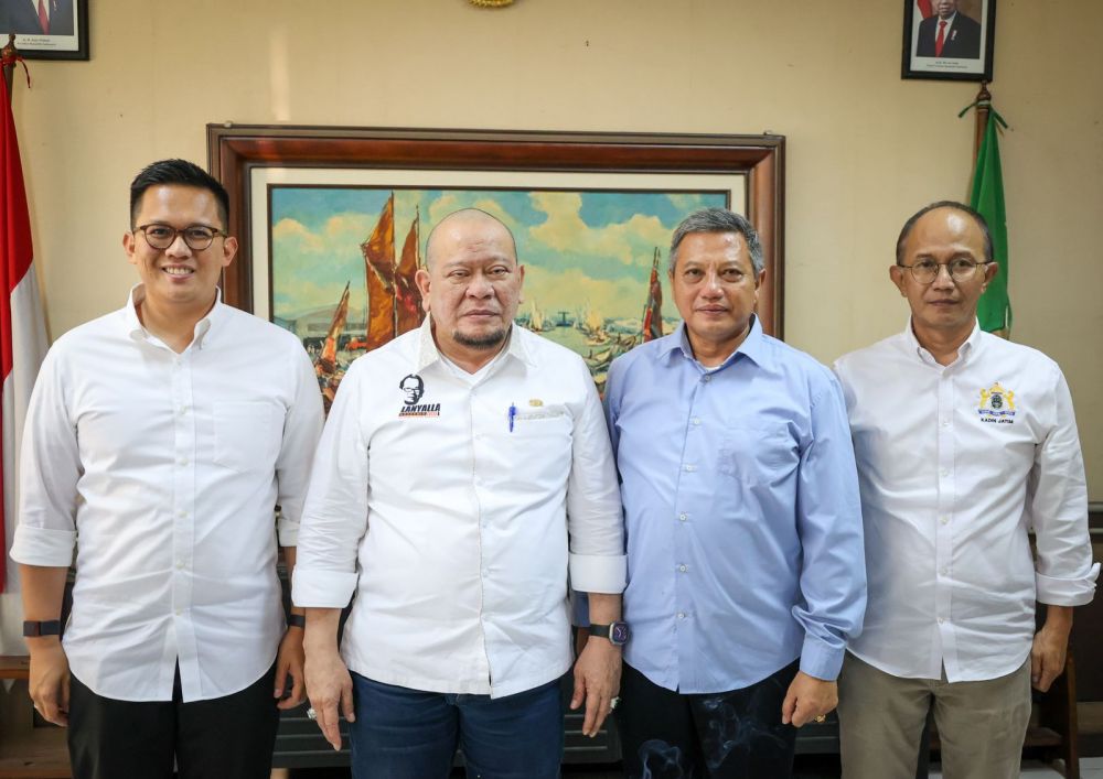 Ketua DPD RI AA LaNyalla Mahmud Mattalitti terima silaturahmi kepala KPP Pratama Surabaya Karangpilang Eko Radnadi Susetio di Graha Kadin Jatim