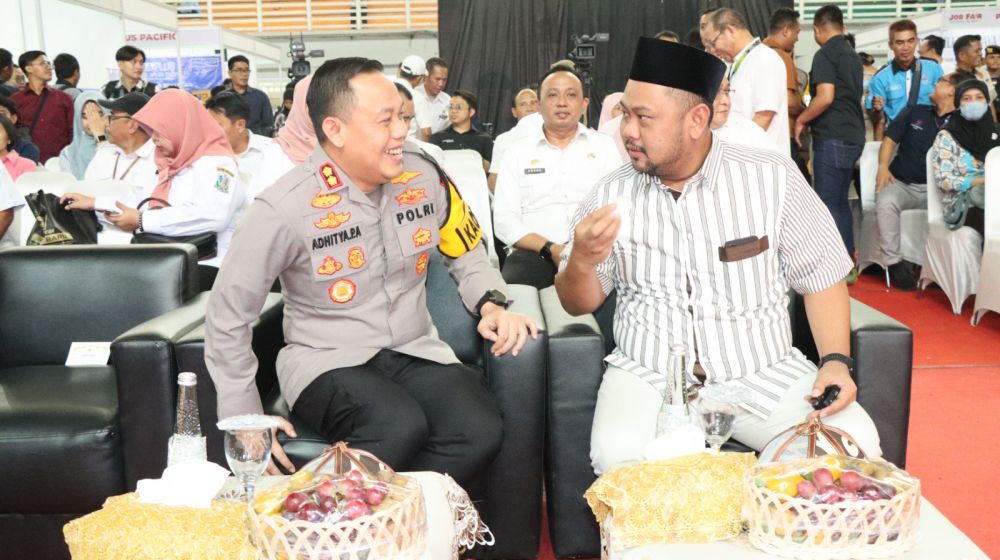 Kapolres Gresik AKBP Adhitya Panji Anom bersama Bupati Gresik Gus Yani