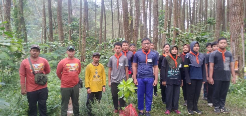 Perhutani KPH Lawu Ds dan Wapenala SMAN 5 Madiun tanam pohon