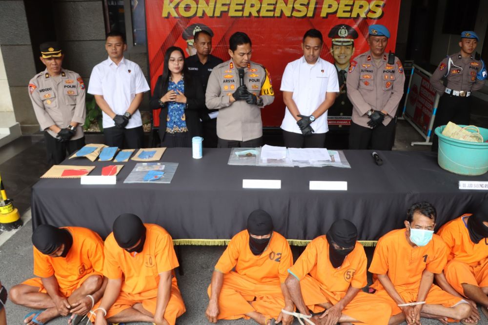 Tersangka diamankan Polisi beserta barang buktinya 
