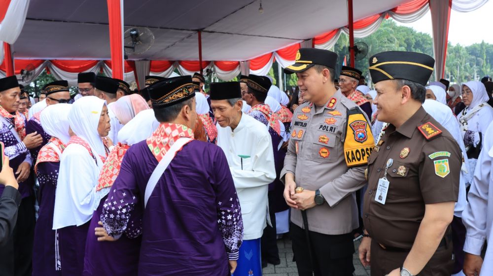 Polres Gresik Kawal dan Beri Rasa Aman Keberangkatan Jamaah Haji