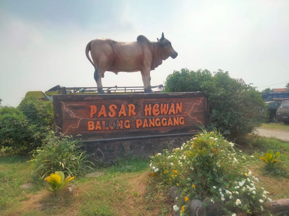 Polisi Gresik Jelang Idul Adha Patroli Pasar Hewan