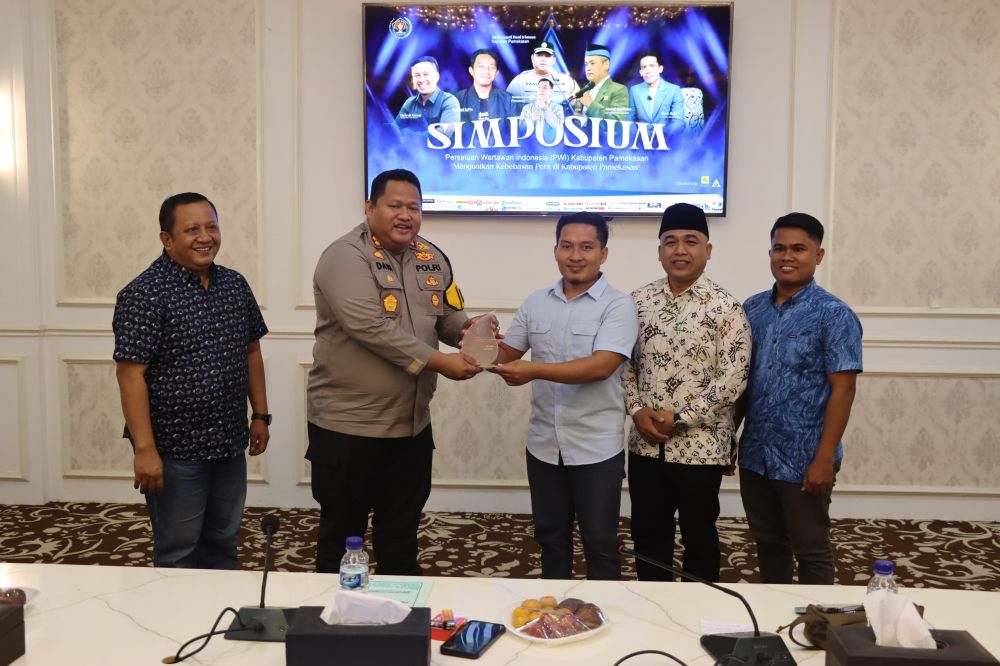 Kapolres Pamekasan AKBP Jazuli Dani Iriawan terima penghargaan dari PWI Pamekasan 