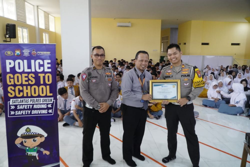 Kasat Lantas Polres Gresik AKP Derie Fradesca saat di SMA Muhammadiyah 1 Gresik