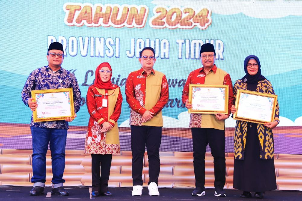 KAI terima penghargaan dari Pemprov Jatim di hari lanjut usia Nasional