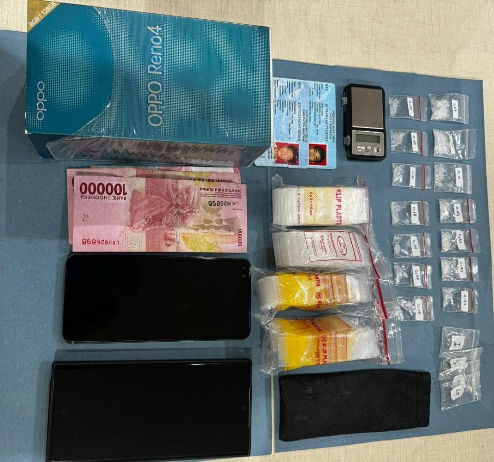 Satresnarkoba Polrestabes Surabaya Tangkap 2 Pelaku Pengedar Narkoba dan Sita 14 Poket Sabu