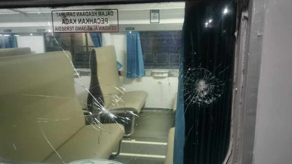 Kaca jendela KA yang dilempar batu oknum tak bertanggung jawab
