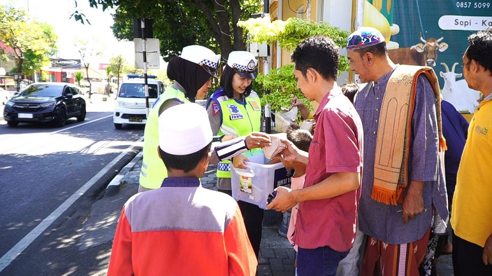 Srikandi Satlantas Polres Gresik bagi makanan di depan masjid