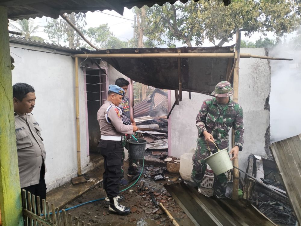 Polisi dan TNI berjibaku padamkan api