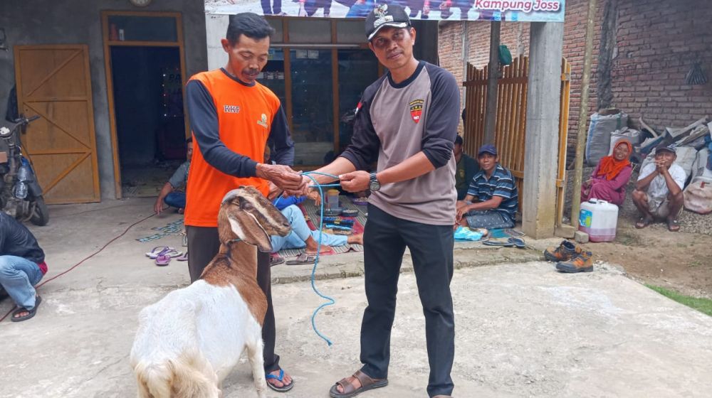 Perhutani KPH Lawu Ds beri hadiah penyadap getah pinus