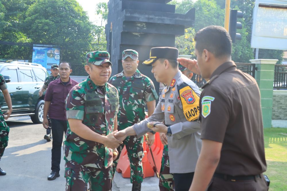 Kapolres Gresik AKBP Adhitya Panji Anom sambut kedatangan Pangdam V Brawijaya Mayjen TNI Rafael Granada Baay