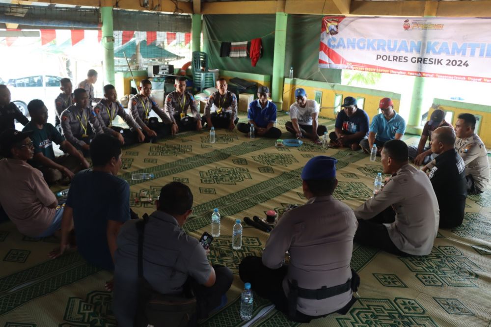 Polres Gresik gelar Jum'at curhat di Desa Lumpur 