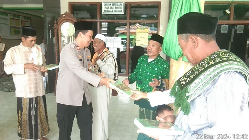 Jelang HUT Bhayangkara, Polsek Cerme Wakaf Al-Qur'an